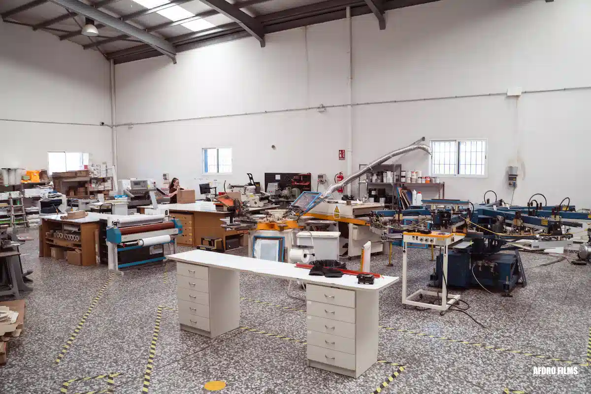 Ilustración de un equipo de diseño colaborando en la gestión de comunicación gráfica.